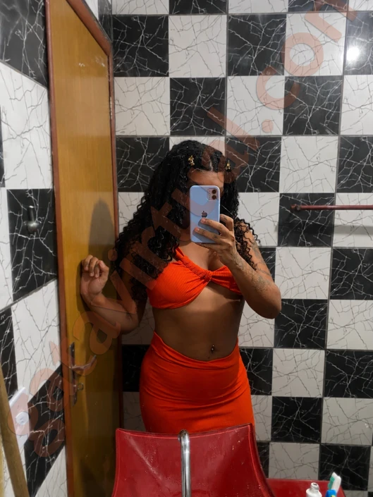 Acompanhante Júlia morena